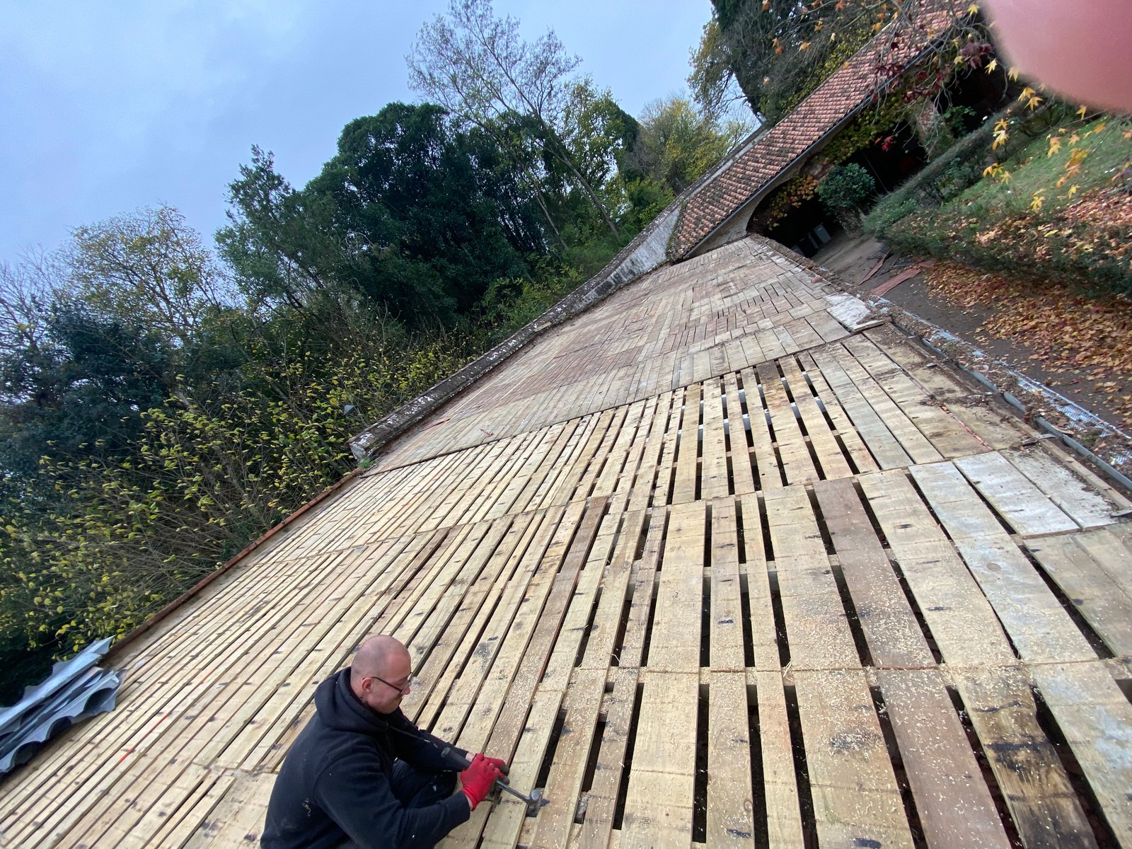 Artisan couvreur Les Toits Solaires au travail sur une charpente